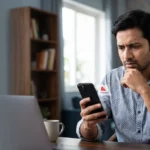 सायबर गुन्हेगारी आणि ऑनलाइन फसवणुकीपासून बचावाचे मार्गदर्शन दर्शवणारी संकल्पनात्मक प्रतिमा