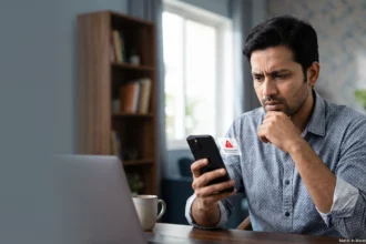 सायबर गुन्हेगारीची पद्धत आणि फसवणूक प्रकार 4 सायबर गुन्हेगारी आणि ऑनलाइन फसवणुकीपासून बचावाचे मार्गदर्शन दर्शवणारी संकल्पनात्मक प्रतिमा