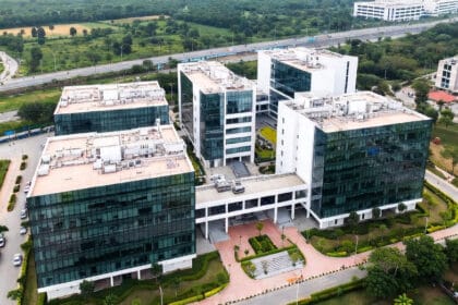 सातारा IT पार्कचा मार्ग मोकळा 1 नागेवाडी, सातारा येथील औद्योगिक क्षेत्र (आयटी पार्क) आणि पुणे-बंगळूर महामार्गाची कनेक्टिव्हिटी दर्शवणारे आधुनिक दृश्य