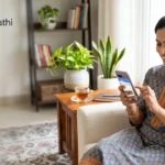 UMANG App वापरून मोबाईलवरून सरकारी सेवांचा लाभ घेताना नागरिक