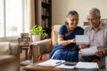 ज्येष्ठ नागरिकांसाठी सरकारी योजना 2026 ची माहिती दर्शवणारे चित्र