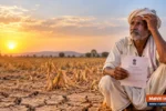 महाराष्ट्र दुष्काळ 2026 मध्ये कोरड्या शेतात शासन निर्णयाचा कागद हातात घेऊन उभा असलेला शेतकरी
